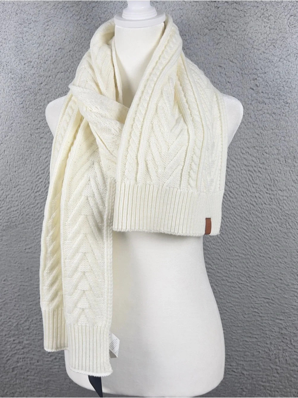 NWT Fabletics The Cable Knit Scarf Womens One Size Ivory Logo Preppy Comfy - Picture 1 of 7